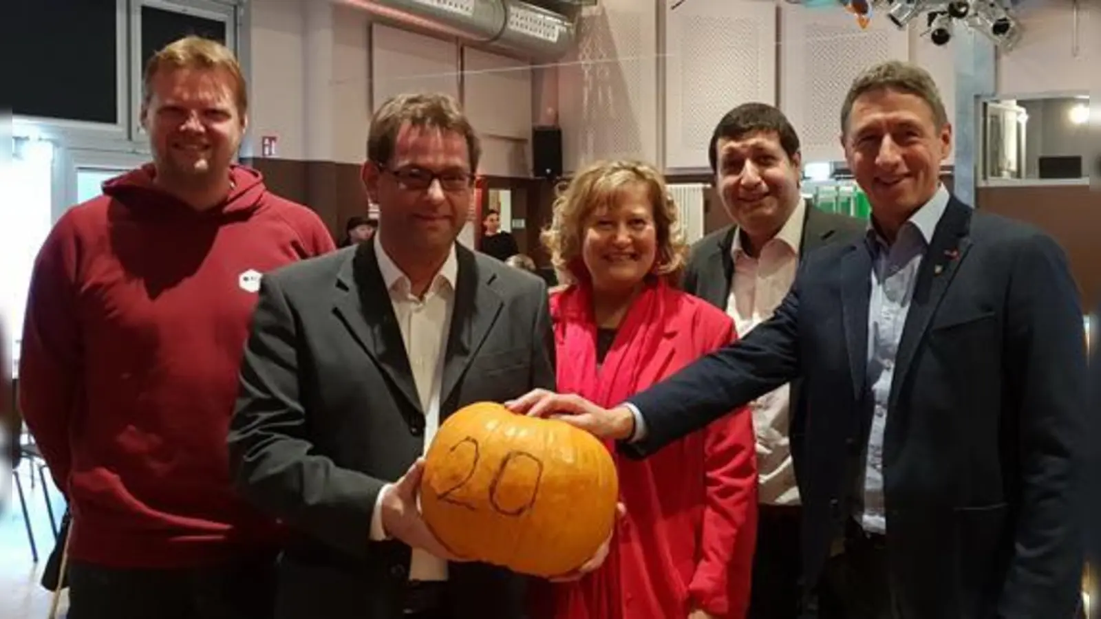 Erster Bürgermeister Christoph Böck (rechts) freute sich über den 20. Geburtstag des JugendKulturHauses Gleis 1. (Foto: VA)