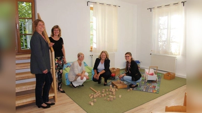 Christina Frei (städtischer Hochbau), Ute Mayer (Jugend, Schulen und Soziales), Margarete Haseidl (Leiterin des Perchtinger Kindergartens), Bürgermeisterin Eva John und Franziska Rott (Liegenschaftsverwaltung) freuen sich über die neuen hellen Betreuungsräume für die Krippenkinder in den ehemaligen Wohnräumen des Perchtinger Kindergartens. (Foto: Stadt Starnberg)