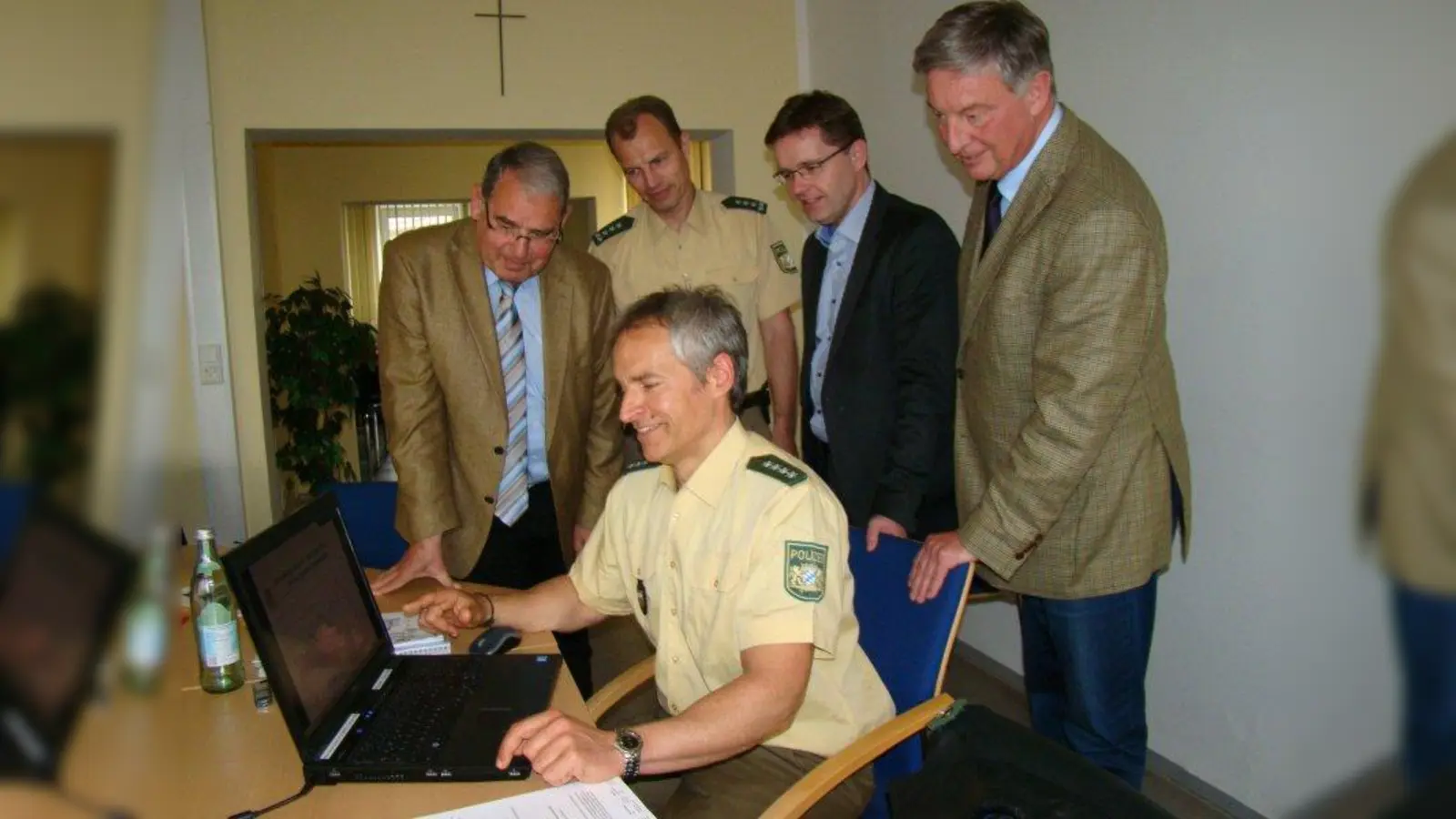 Andreas Ruch erläutert die Gewaltstatistik. 2. Bürgermeister Wolfgang Andrä (Germering), PI-Leiter Jürgen Dreiocker, Manfred Walter (Gilching) und Frederik Röder (Alling) sind aufmerksam dabei.. (Foto: pst)