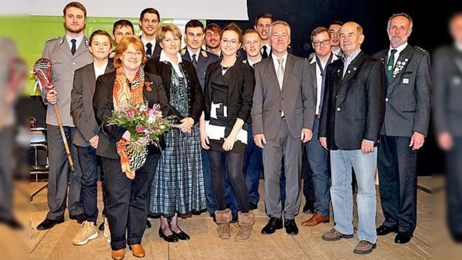 Neubiberg ehrte verdiente Bürger beim Jahresempfang: Bürgermeister Günter Heyland (5. v. l.) freute sich über so viel Engagement.	 (Foto: Boschert)