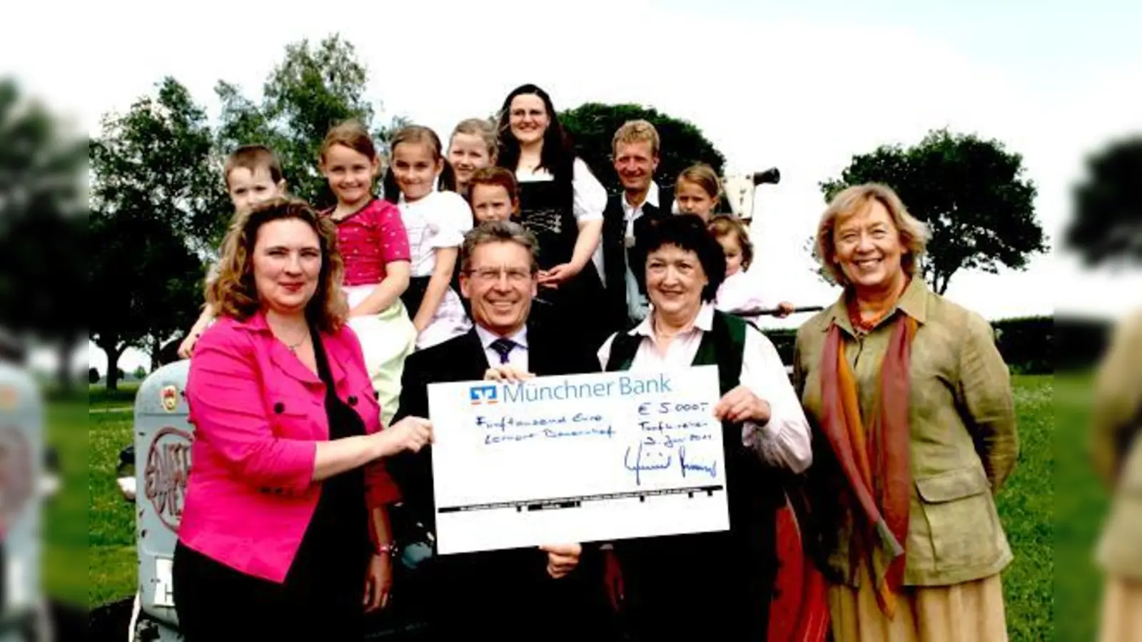 Auf viele kleine Besucher freuen sich Hedi Laubhart (oben) und ihre Familie beim »Lernort Bauernhof«, ebenso wie (v.l.) MdL Kerstin Schreyer-Stäblein, ­Peter Heinrich, Hedwig Laubhart und Landrätin Johanna Rumschöttel. 	 (Foto: hol)