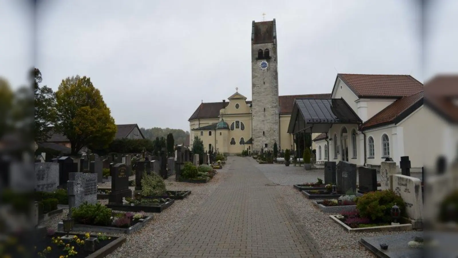 Gesetzliche Fristen regeln, wann in den Bundesländern Verstorbene beigesetzt werden dürfen. Hier eine Aufnahme des Friedhofes St. Johann in Peißenberg. (Foto: mka)