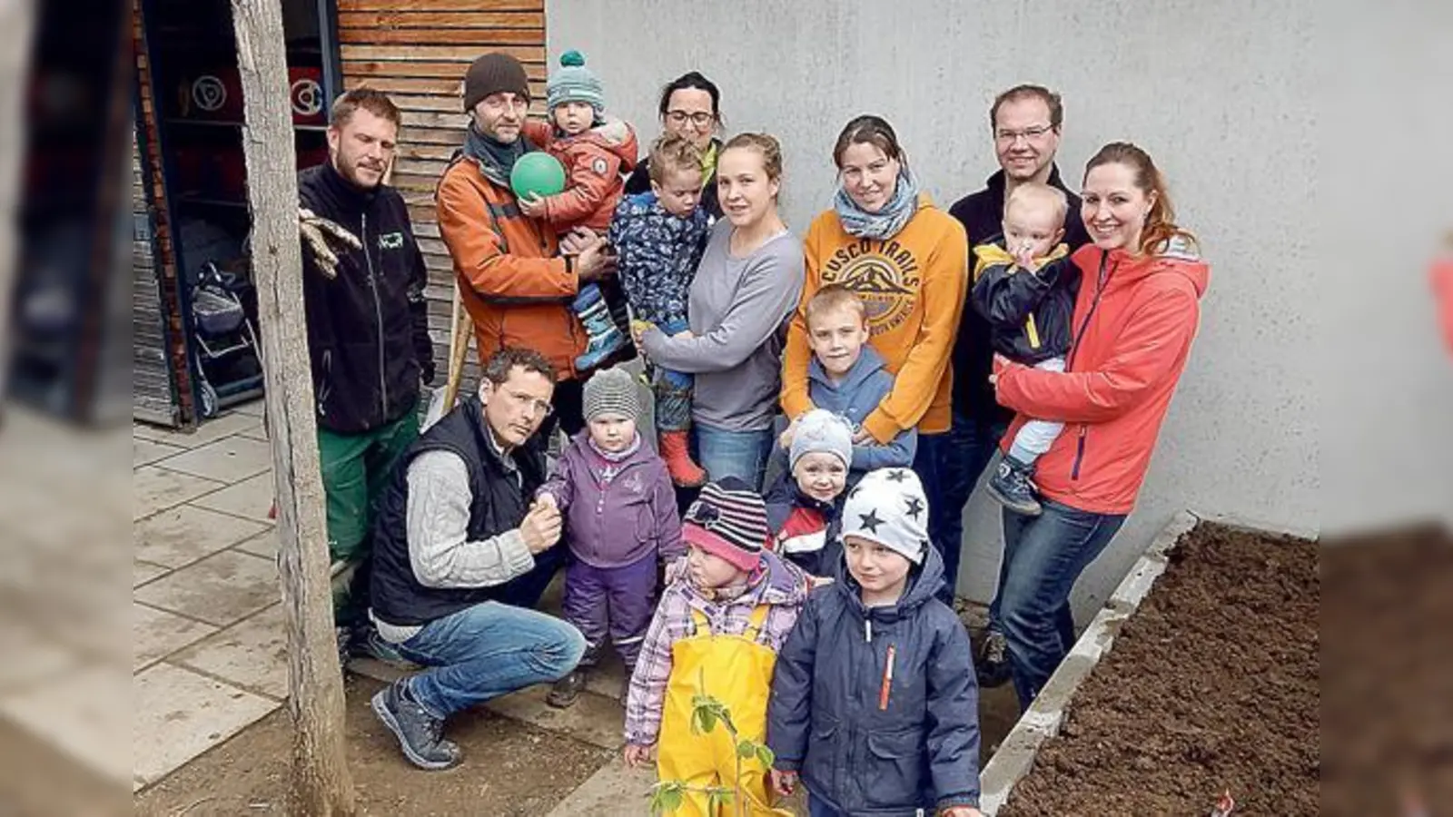 Stephan Rebs (»Die grünen Krebse«, l.)  Alexandra Kluge (Krippenleitung, r. ) bauten zusammen mit den Eltern der Kinder der Kinderkrippe an der Lenbachallee ein Hochbeet für die Buben und Mädchen der Einrichtung.	 (Foto: VA)