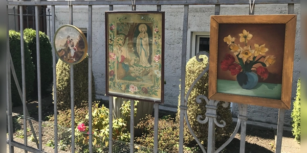 Bei den Hofflohmärkten wird der Gehsteig zur Bühne für die privaten Schätze, die ihren Besitzer wechseln sollen.  (Archivbild: hw)