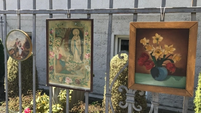 Bei den Hofflohmärkten wird der Hof zur Bühne für die privaten Schätze, die ihren Besitzer wechseln sollen.  (Foto: hw)