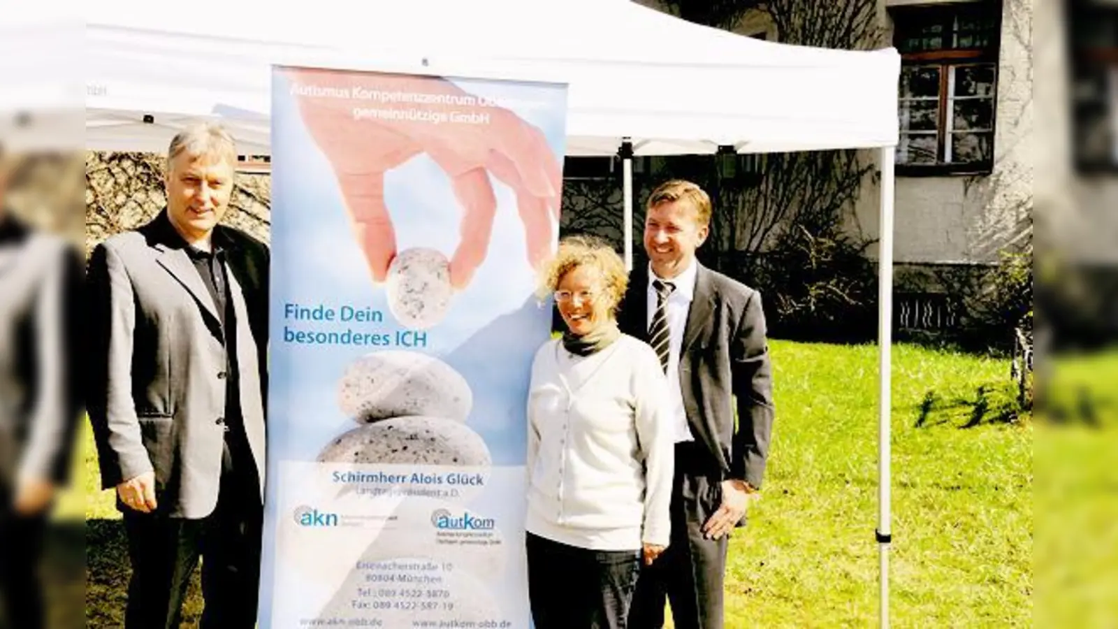 Jörg Hemmersbach (Geschäftsführer Isar-Amper-Klinikum), Gabriele Schneider (Organisatorin Haarathon), und Markus Witzmann (Geschäftsführer Autkom) unter dem Pavillon. (Foto: Klinikum)