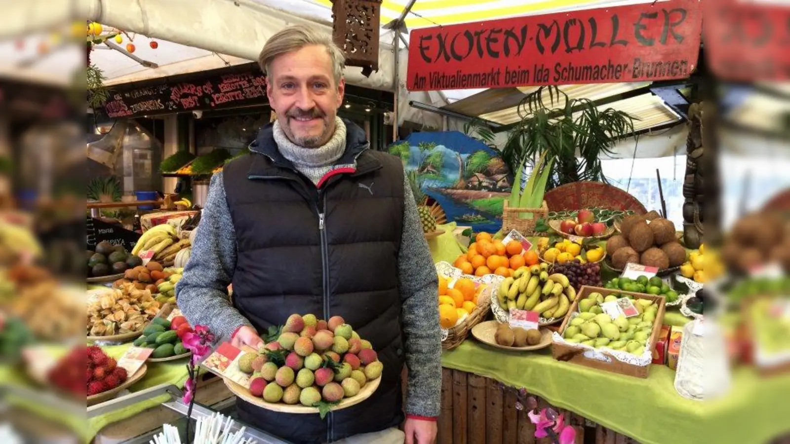 Für seine Kunden besorgt Alexander Willer jeden Exoten. (Foto: Großmarkt in Sendling. Jetzt.)