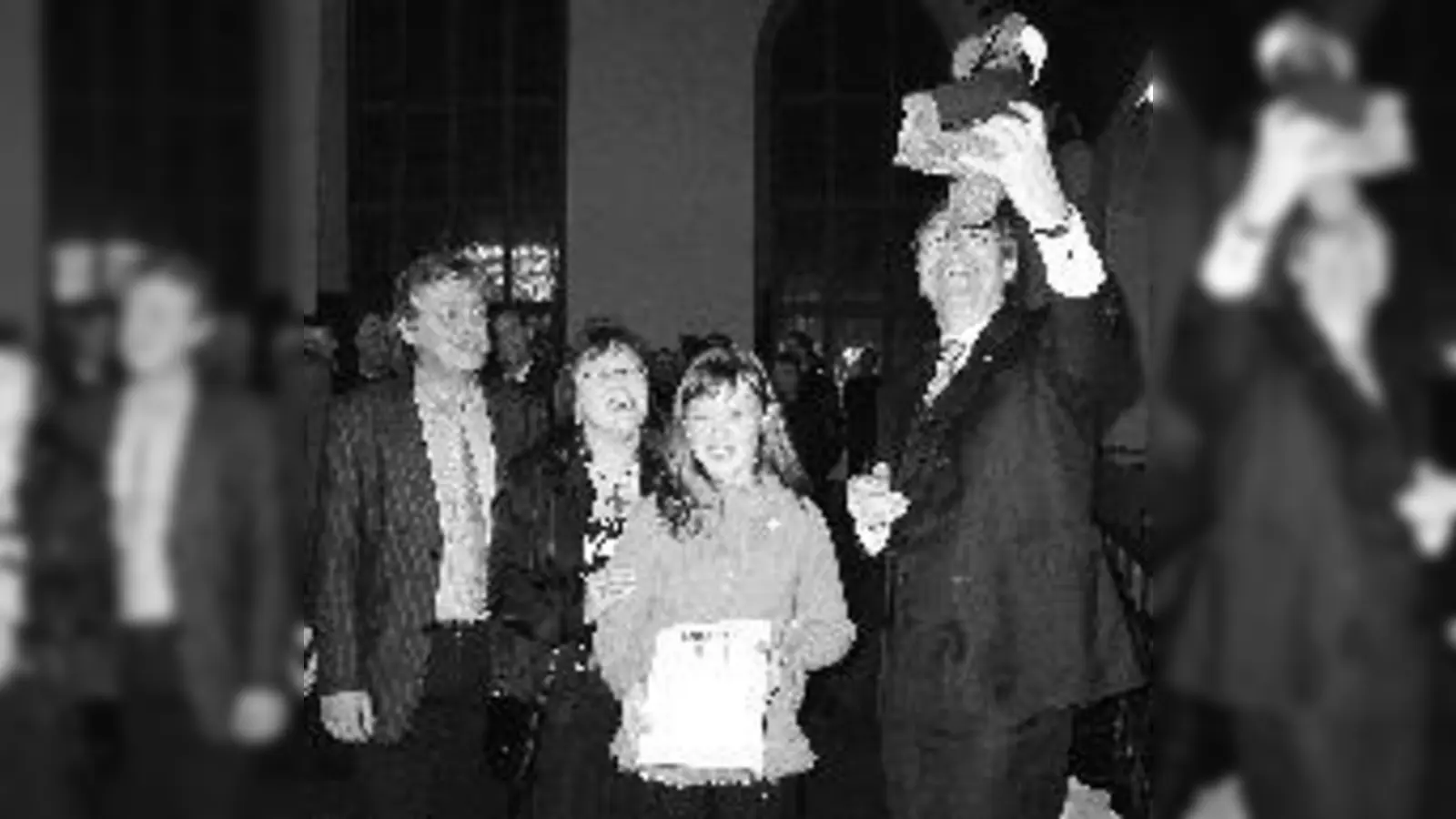 Jubel über den Flori-Bär, den Alexandra Gessler aus den Händen von Walter Lechner (re.) für ihren couragierten Einsatz erhielt. 	 (Foto: aha)