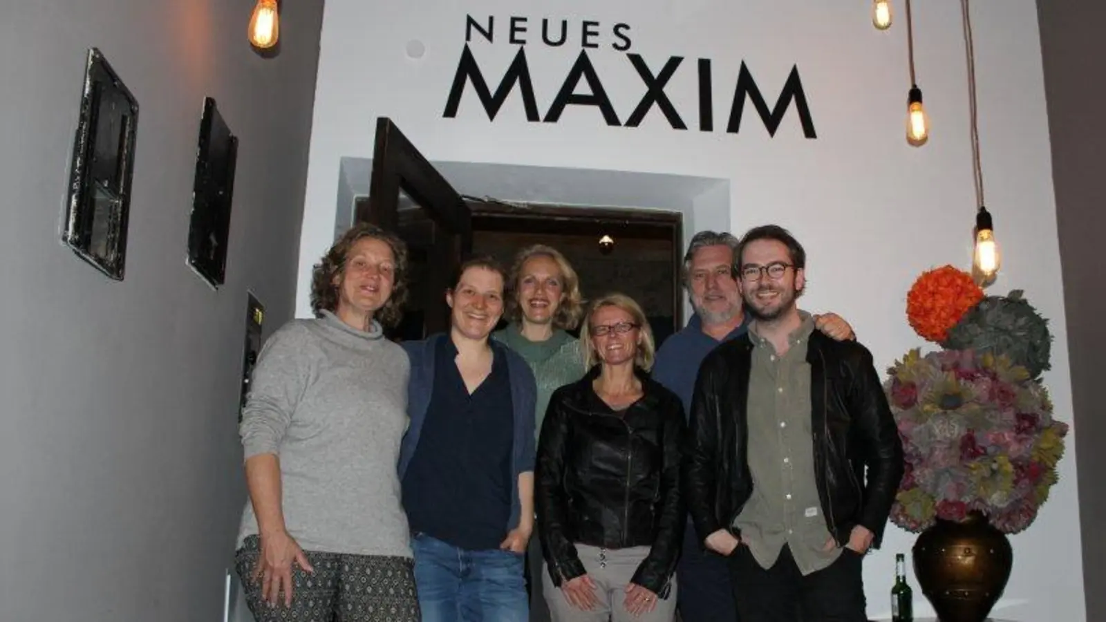 Architektin Regine Stoiber, Geschäftsführerin Anne Harder, Schauspielerin Juliane Köhler, Claudia Oettrich (Movienetfilm), Produzent Ralf Zimmermann und Regisseur Sebastian Stern im Rahmen des „Regie-Gesprächs” zum Film „Der Hund begraben” im „Neuen Maxim Kino”. (Foto: sb)