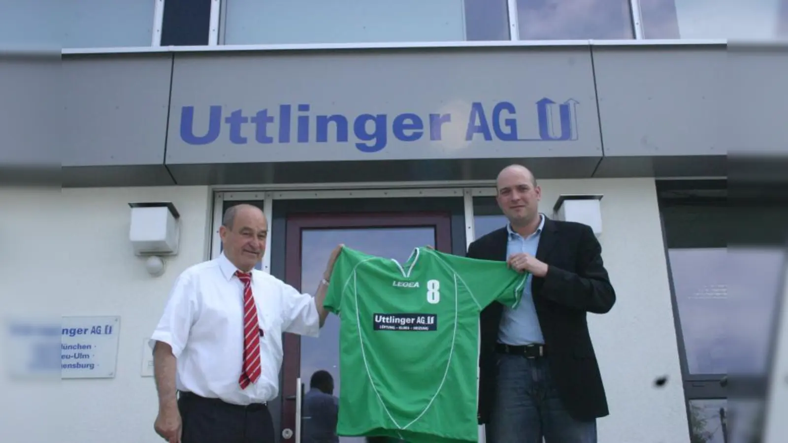 Gottfried Uttlinger, Geschäftsführer der Uttlinger AG, und Andreas Gschwendtner, Trainer der Damenhandballmannschaft des ESV, präsentieren das neue Trikot. (Foto: FS)