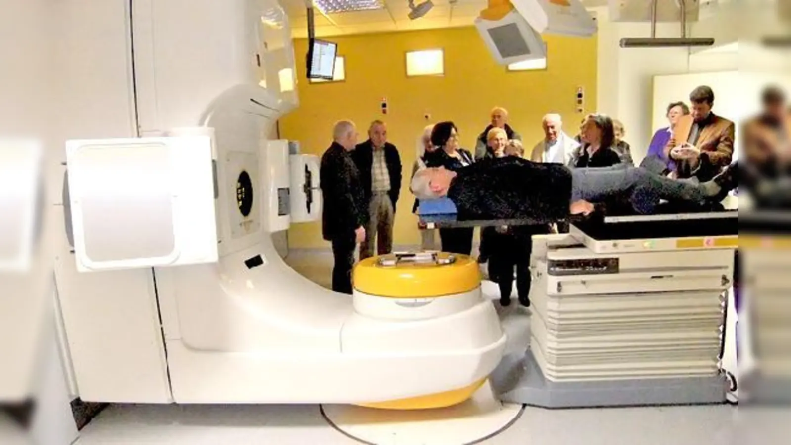 Dr. Barbara Häussler und Dr. Heinrich Schorer mit dem Bestrahlungsgerät.	 (Foto: KMB)