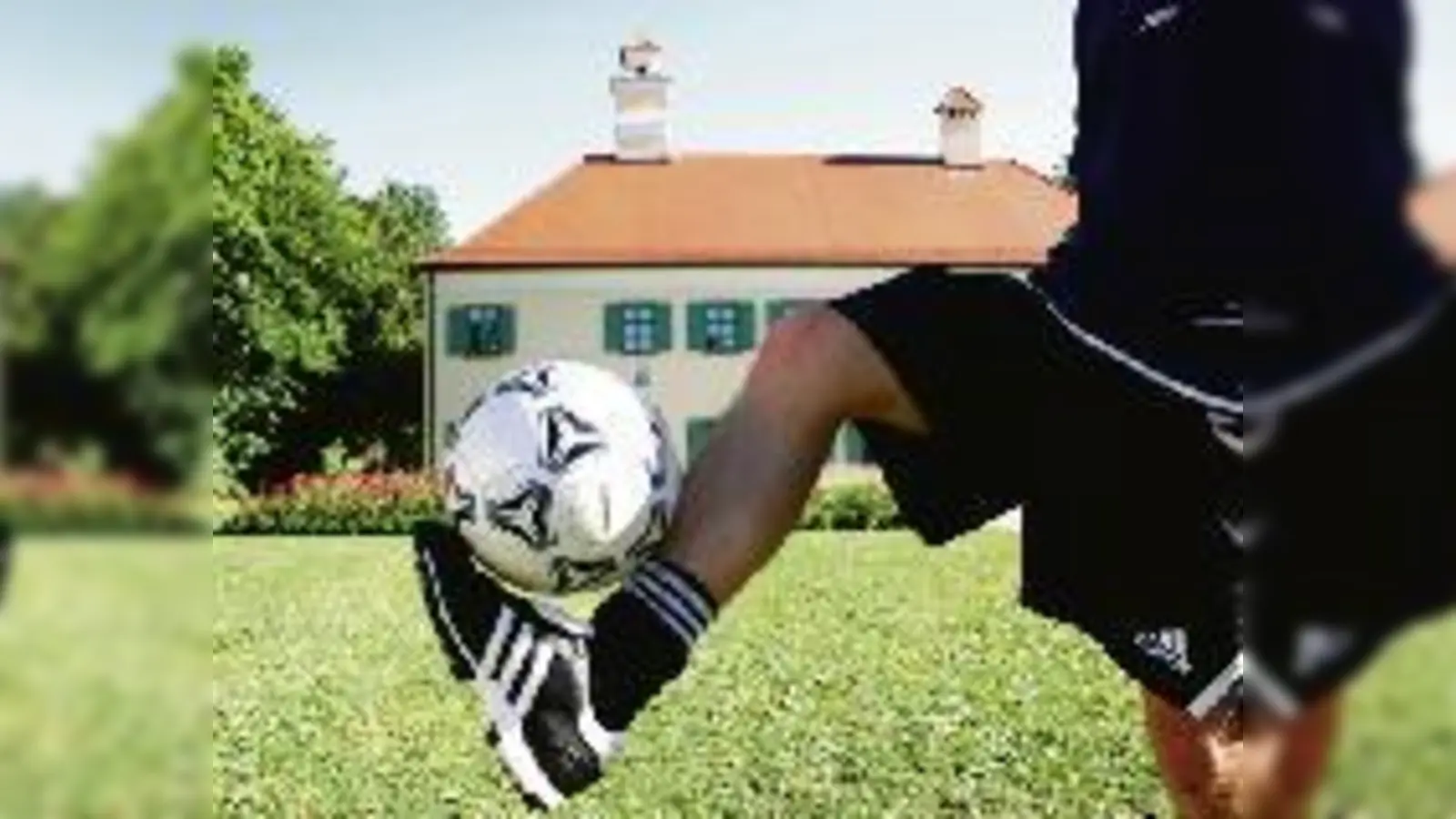 In den Moosacher Fußballclubs wird ab diesem Wochenende wieder gekickt. Ob gegen den Abstieg oder um den Aufstieg, sieht jeder Trainer anders.	 (Foto: wei)