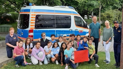 Die Klasse 4d, ihre Lehrerin Frau Kerzel und Schulleiter Norbert Rinck übergaben den Scheck an das Team des ASB-Wünschewagens.  (Foto: Grundschule an der Regina-Ullmann-Str.)