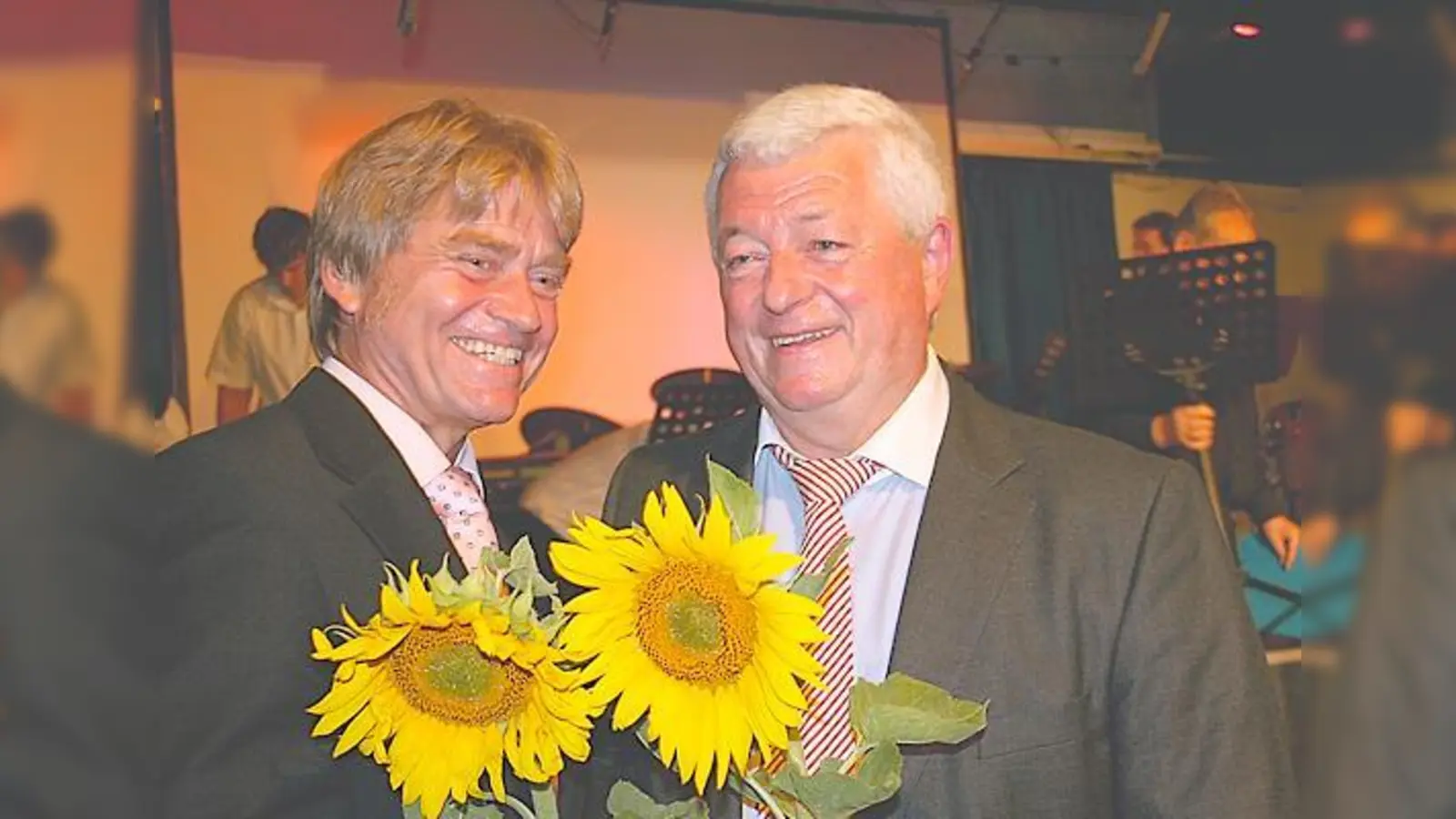 Abschied und Antritt: Der neue Schulleiter ist Rene Horak (links). Der langjährige Rektor Peter Riedner (rechts) geht in den Ruhestand.	 (Foto: ws)