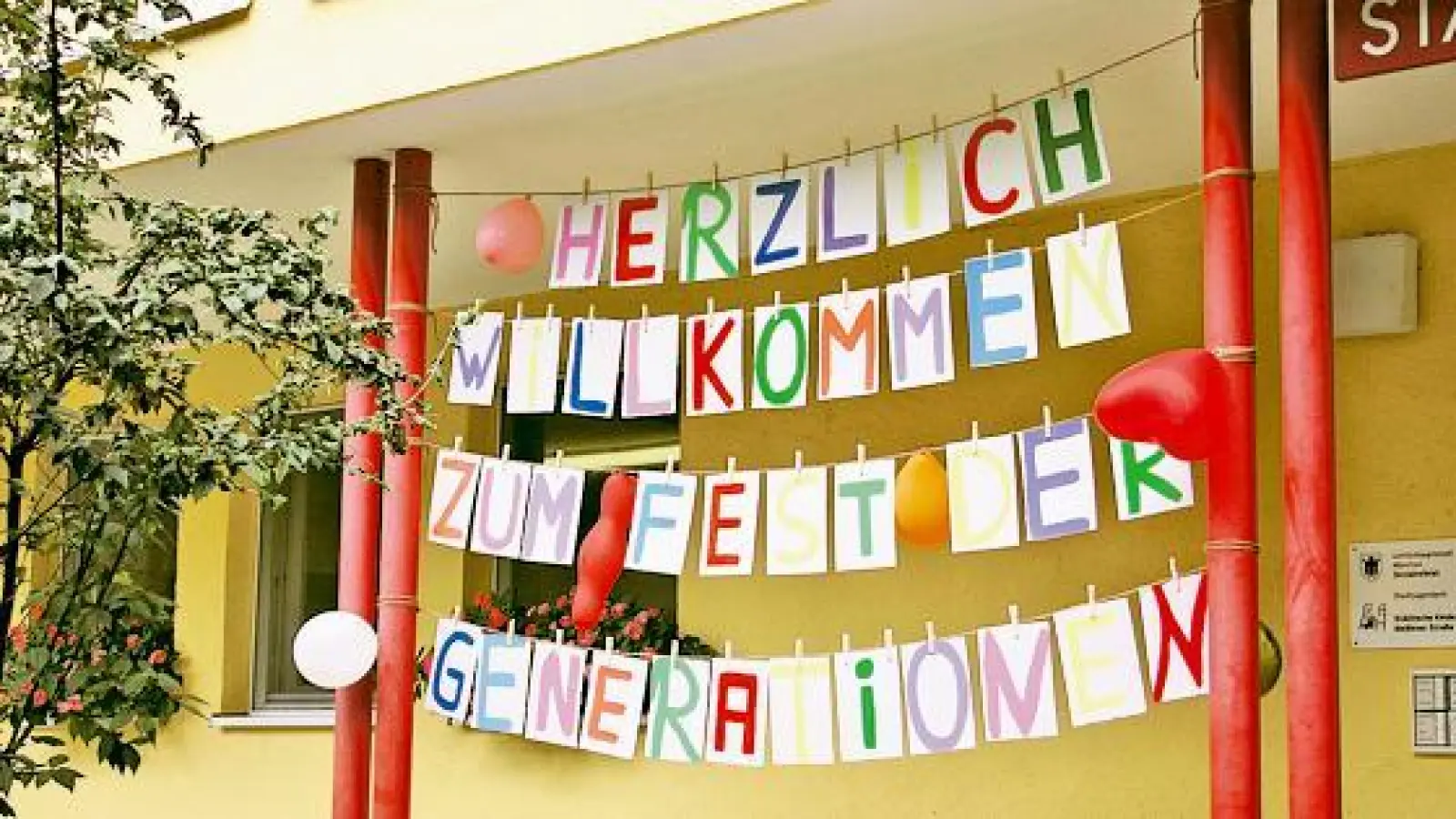 Bei vielen Moosachern im Alter von null bis drei Jahren nahm und nimmt das soziale Leben in der Krippe Meißener Straße seinen Anfang. Das wurde beim Generationenfest gebührend gefeiert.	 (Foto: Bente Matthes)