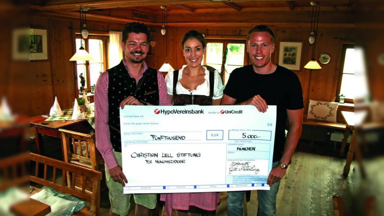 Übergabe des Spendenschecks: Peter (l.) und Heidi Just ( neue Betreiber des Restaurants Nederling) mit Christian Lell (Foto: pi)
