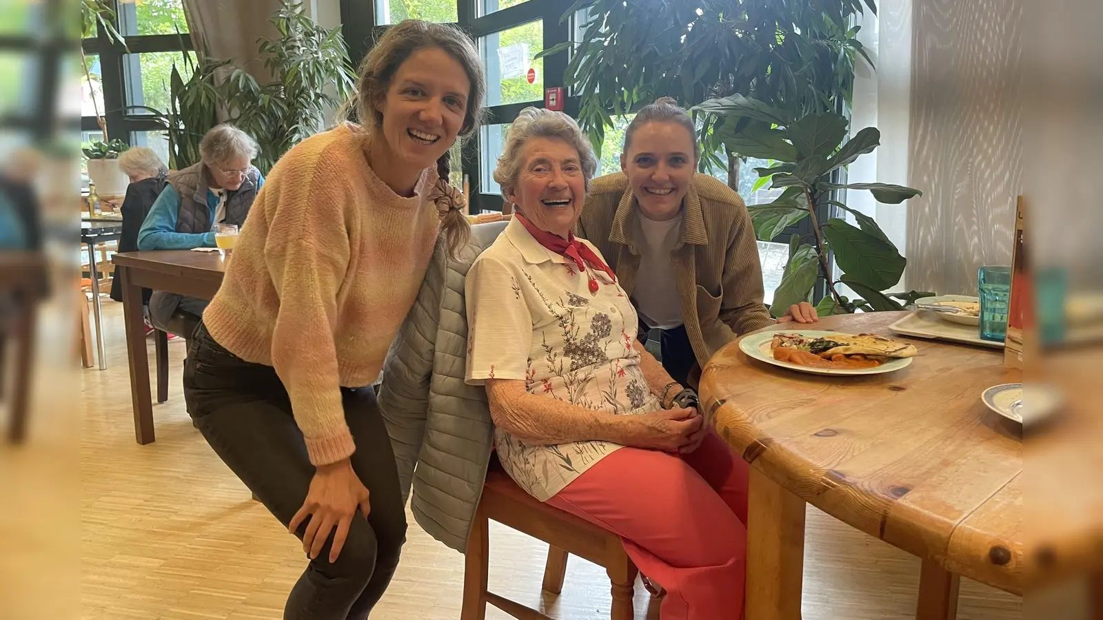 Die Senioren, die in der Community Kitchen Mittagessen wollen, haben wieder gut lachen, dank Spenden wurde der Preis für sie auf vier Euro gesenkt. (Foto: Community Kitchen)