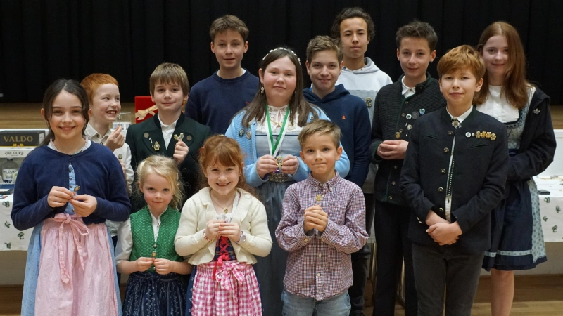 Freuten sich über ihre Leistungen: die Jungschützen der VSG-Pöcking mit ihren Ehrennadeln. (Foto: VSG-Pöcking)