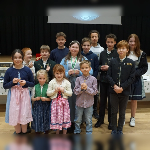 Freuten sich über ihre Leistungen: die Jungschützen der VSG-Pöcking mit ihren Ehrennadeln. (Foto: VSG-Pöcking)