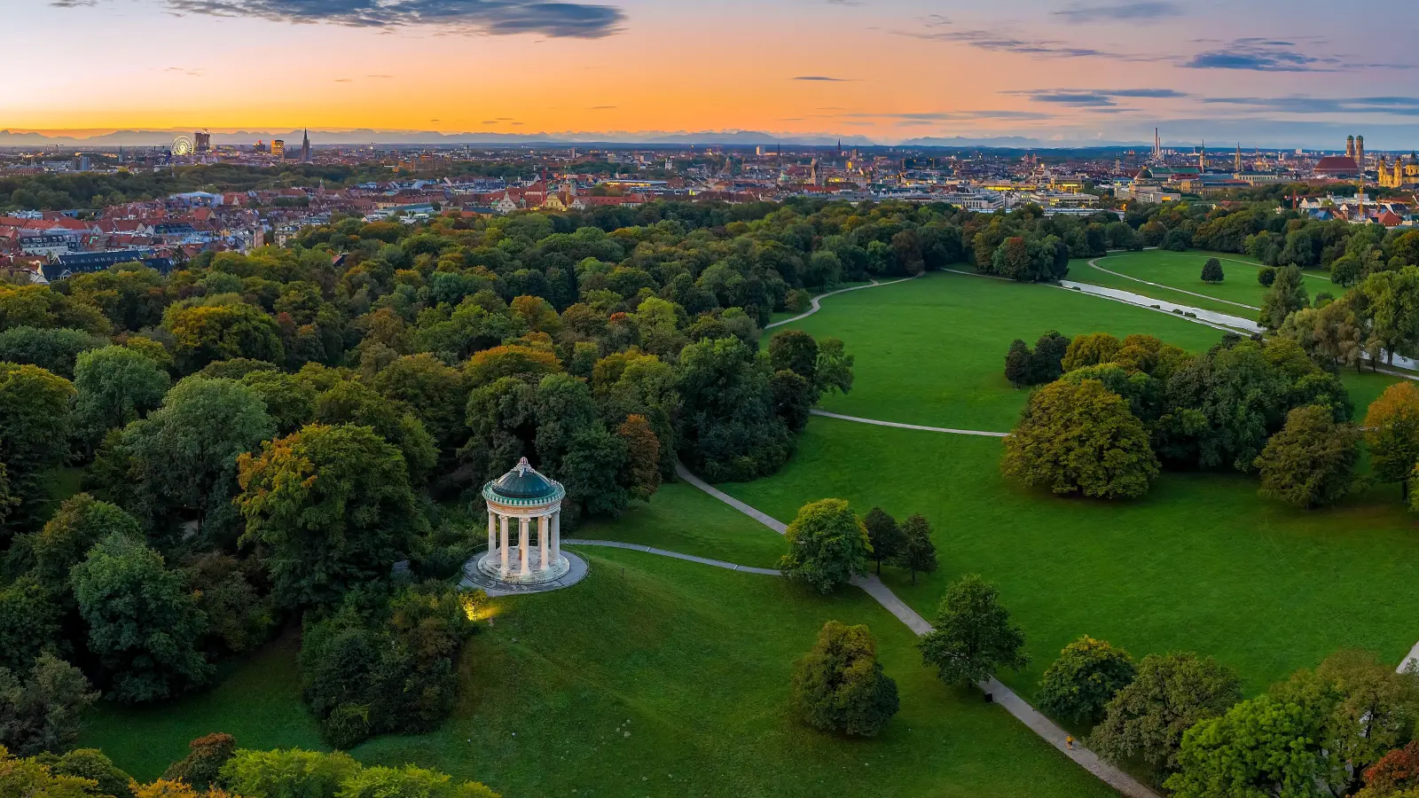 Gärten wie hier der Englische Garten sind nicht nur Orte der Entspannung, sondern interessieren auch in ihrer touristischen, ökonomischen und nicht zuletzt gesellschaftlichen Dimension. Dabei stellt sich unter anderem die Frage, wie sich die Bewahrung und die zeitgemäße Nutzung historischer Parks verbinden lassen. (Foto:  © UTV-Verlag)
