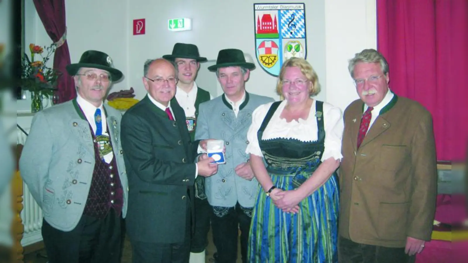 (v.l.) Hans Menzinger, Bezirkstagspräsident Josef Mederer, Dirigent Michael Metzenmacher, 1. Vorsitzender Dr. Wolfgang Roßmann, Bezirksrätin Barbara Kuhn, Landtagsabgeordneter Dr. Otmar Bernhard. (Foto: pi)