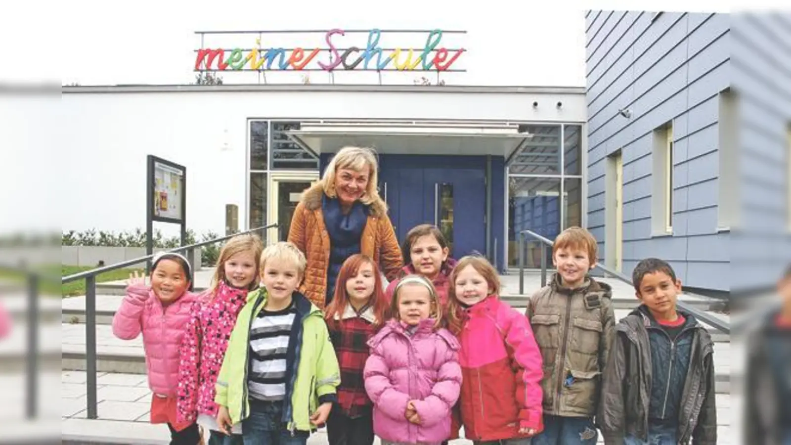 Rektorin Evelyn Weiser mit einigen Kindern der Klasse 1 c der Grundschule am Amphionpark. 	 (Foto: ws)