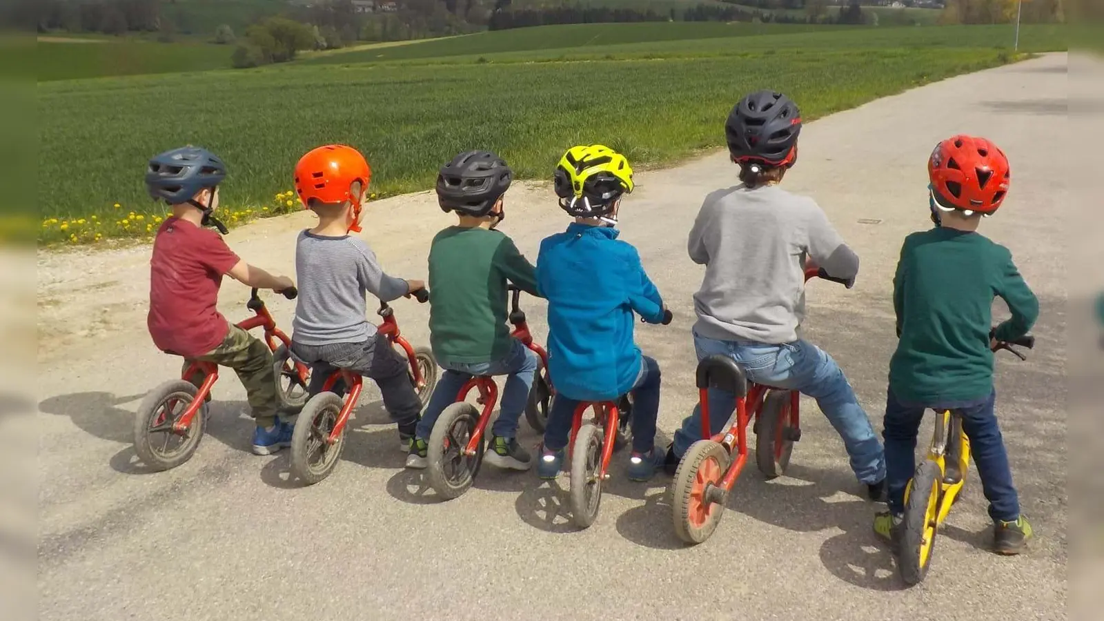 Die Kleinen starten mit ihren neuen Helmen gut geschützt in die Fahrradsaison. (Foto: Kinder- und Jugendhaus Dorfen)
