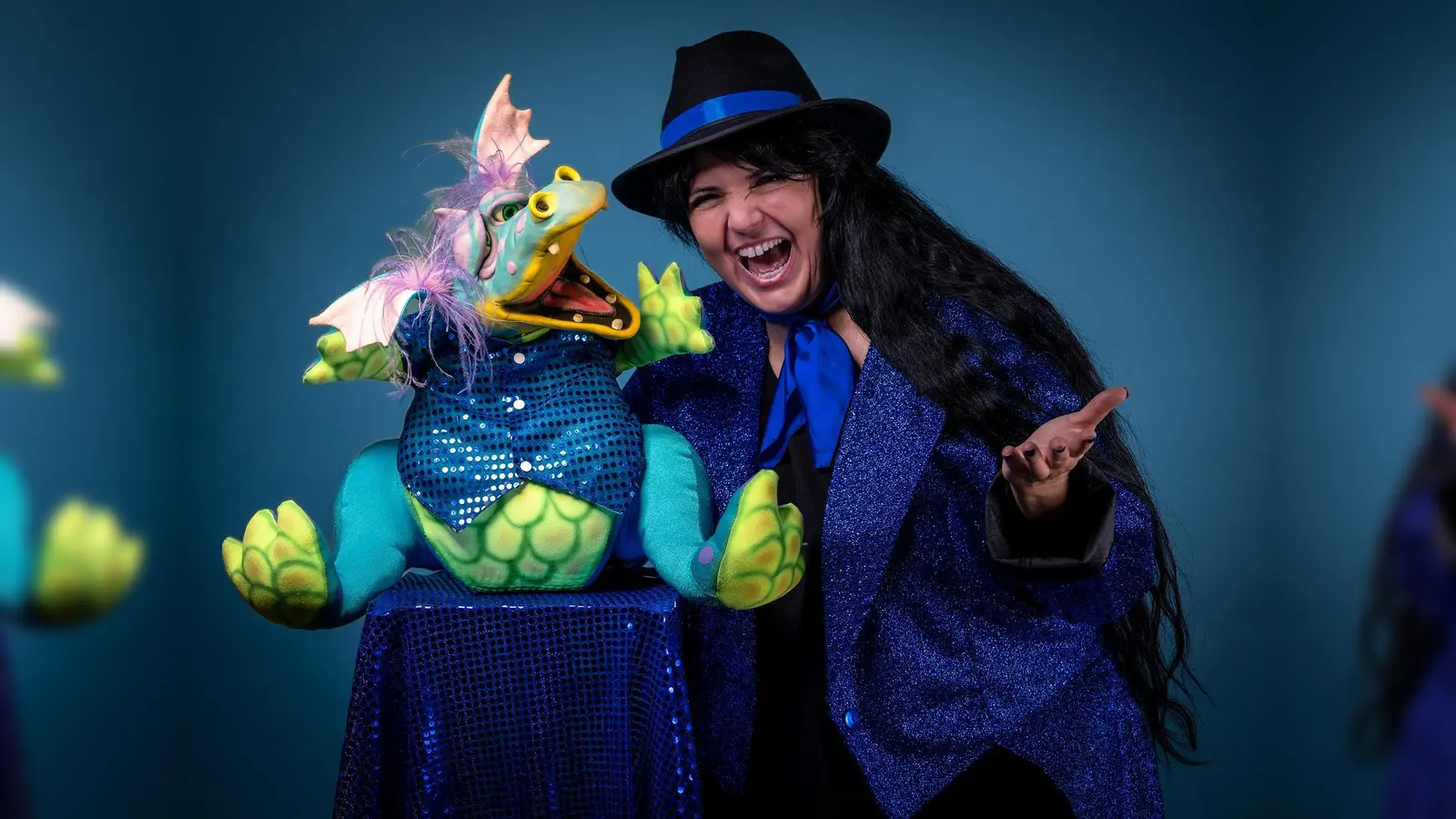 Tala Glück mit Talino, dem frechsten Drachen der Welt. Bewundern kann man die beiden bei ihrer gemeinsamen Show am 25. November.  (Foto: T. Glück)