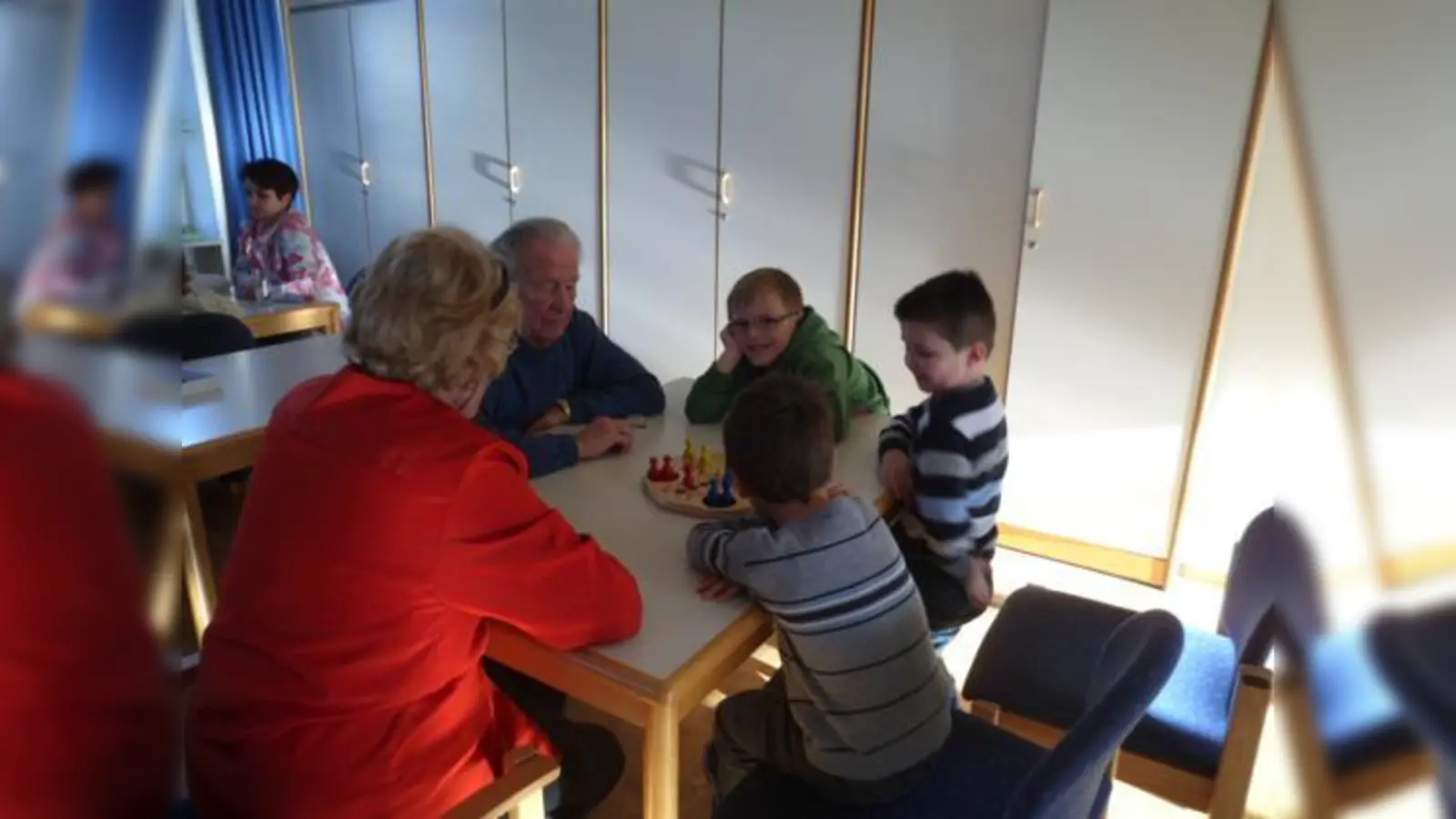 Kinder und Senioren verstehen sich gut und haben Spaß beim gemeinsamen Spiel. 	 (Foto: VA)