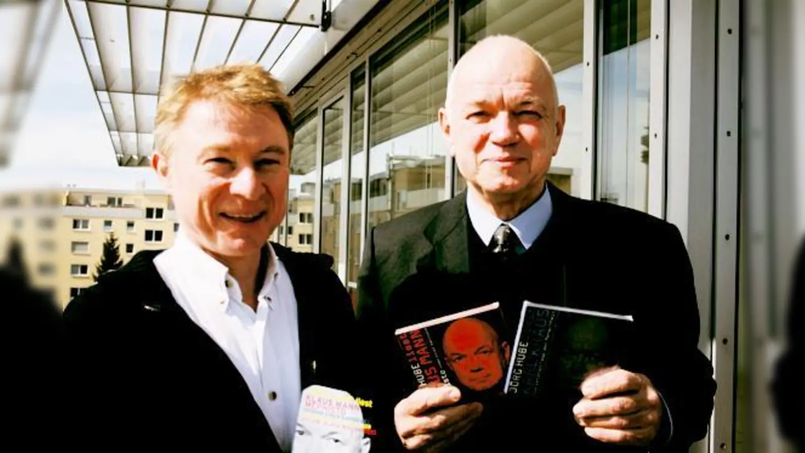 Enge Zusammenarbeit: Tristan Berger (links) ist für die Auswahl der Textpassagen bei den Lesungen von Jörg Hube (rechts) verantwortlich.	 (Foto: em)