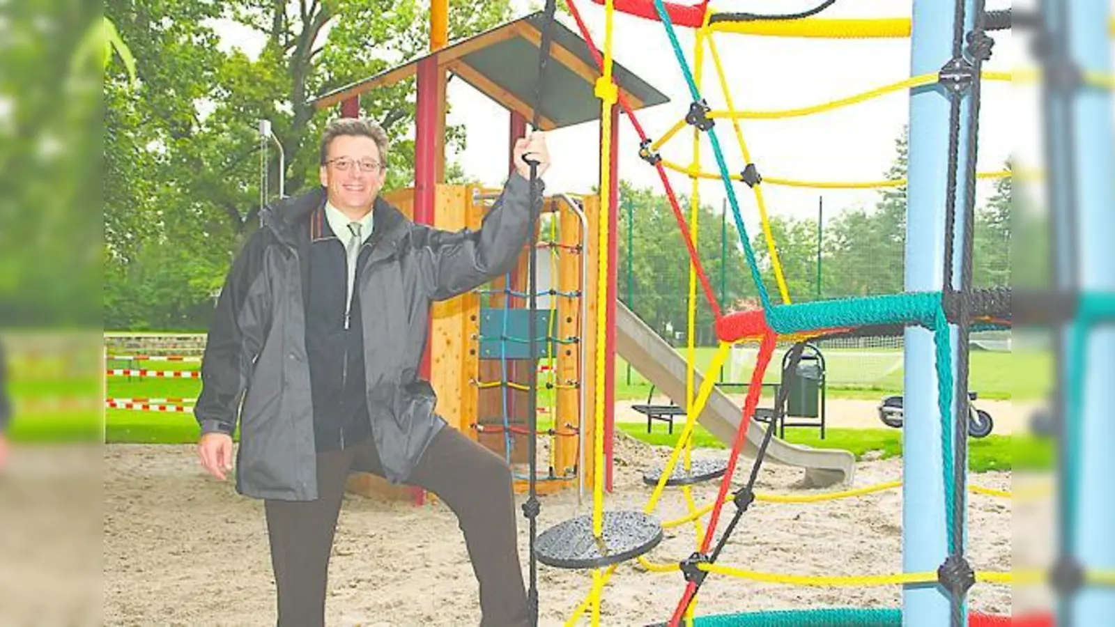 Peter Kleßinger vom Grünwalder Bauamt freut sich, dass bereits zwei Spielbereiche erfolgreich neu gestaltet worden sind.	 (Foto: hol)