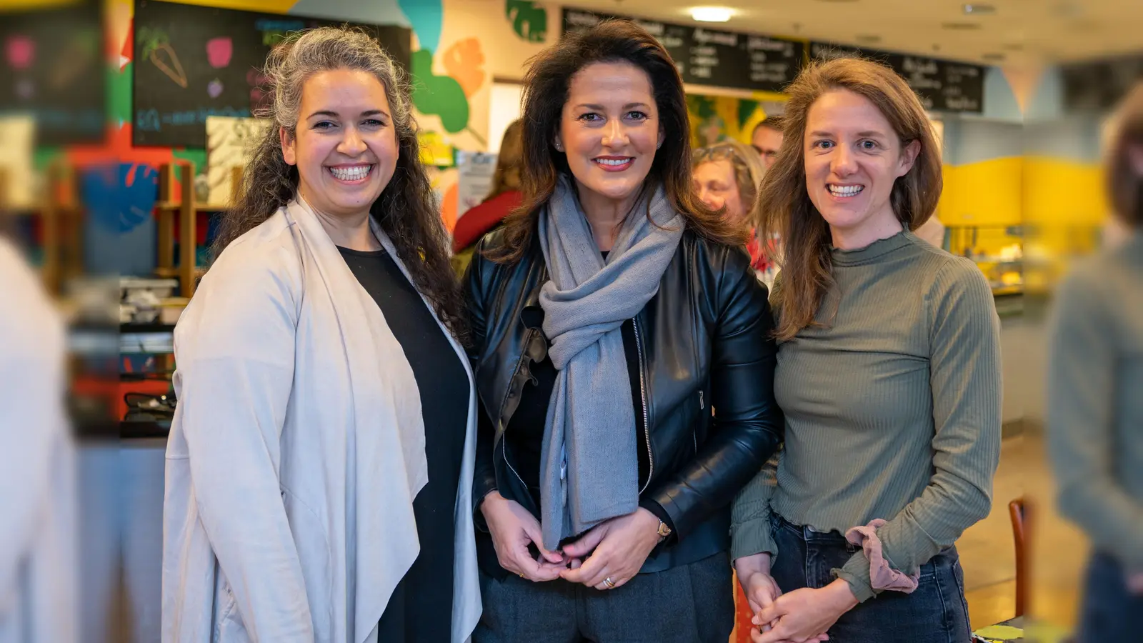 Ministerin Michaela Kanbiber (Bildmitte) tauschte sich mit den Gründerinnen der Community Kitchen aus . Günes Seyfarth (l.) und Judith Stiegelmayr (r.). (Foto: Stmelf)