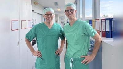 Zwei Operateure aus zwei Kliniken sind zusammen ein starkes Team für Patientinnen und Patienten mit Krebs der Leber und der Bauchspeicherdrüse – Prof. Dr. Jan D‘ Haese, Chefarzt Allgemein-, Viszeral-, Gefäß- &amp; Endokrine Chirurgie des Krankenhaus Agatharied (links) und Dr. Alexander Gratz, Chefarzt der Allgemeinen und Speziellen Viszeralchirurgie in Ebersberg (rechts). (Foto: Krankenhaus Agatharied )