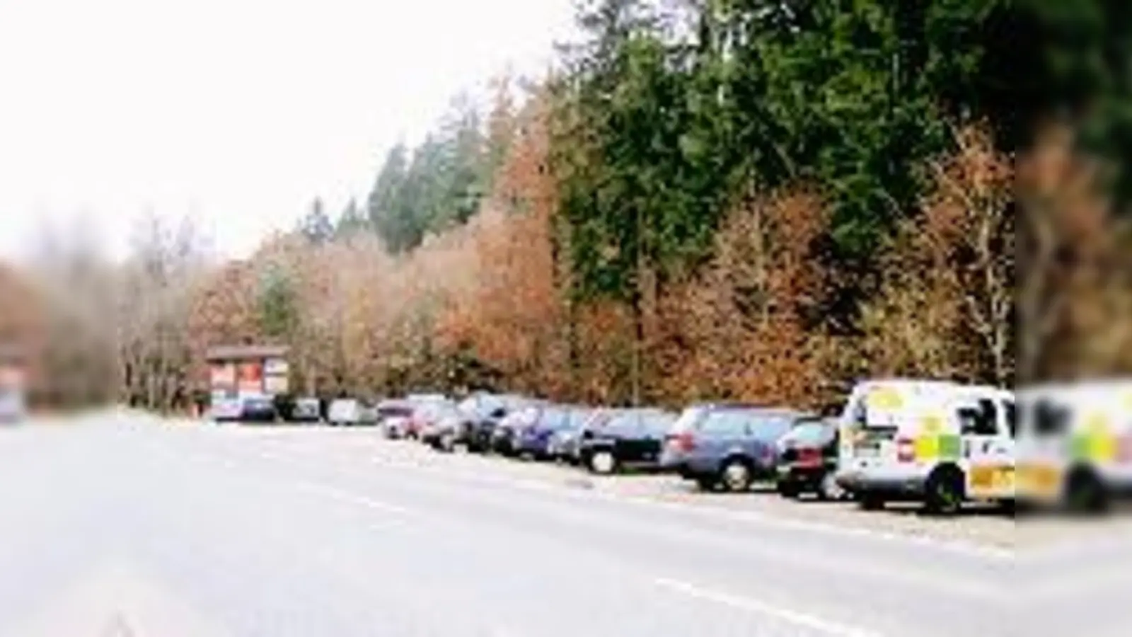 Der  Pendlerparkplatz an der A8 Ausfahrt Hofolding ist schon seit Jahren regelmäßig überfüllt.  (Foto: aba)