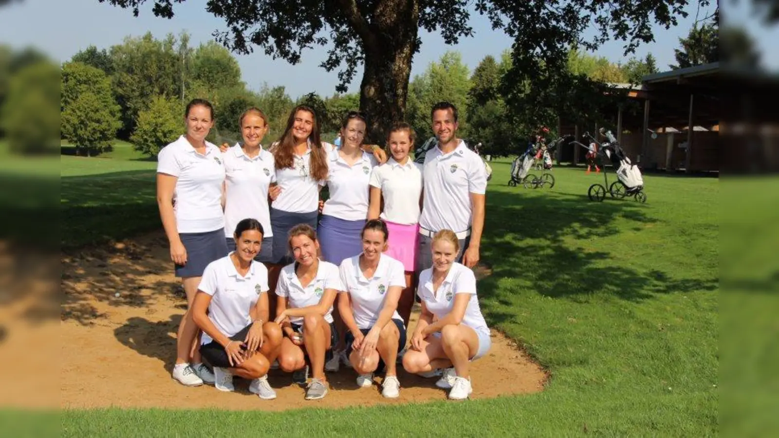 Das Damenteam des GC Starnberg: Elin Alexandra Krepper-Keim, Captain Angela Kurz, Louisa Weber, Marion Wegeler, Mdeleine Orlowski, Trainer Max Baumgart (hinten von links),  Julia Reichenbach, Denise Böhm, Marion Kurz und Hanna Pachowsky (vorne von links). (Foto: GC Starnberg)