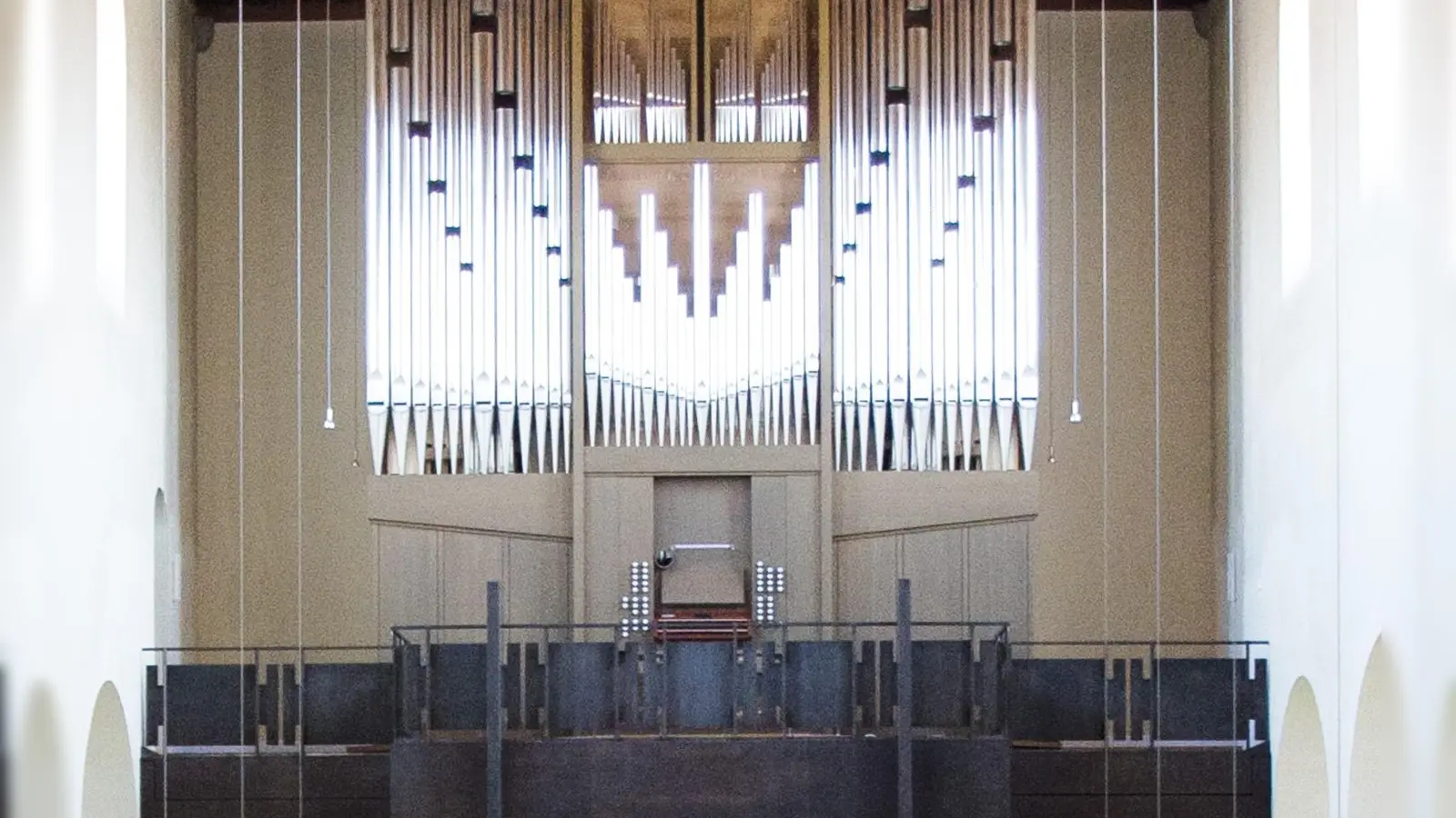 Erklingt seit zehn Jahren: Die Orgel in der neuen Pfarrkirche St. Martin ist von der bekannten Schweizer Orgelbaufirma Goll erbaut worden. (Foto: Bernhard Hofmann)