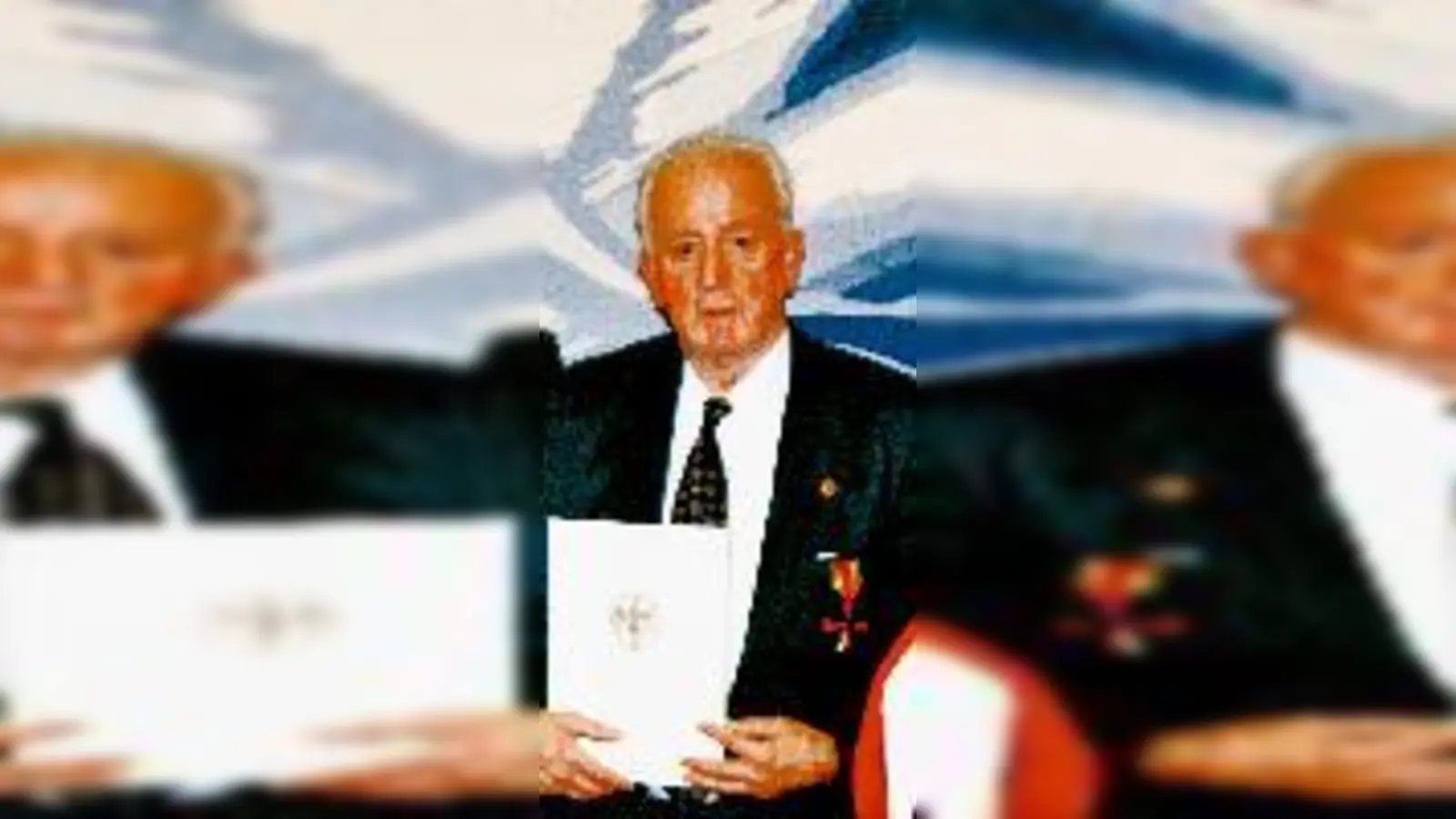 Sozialministerin Christa Stewens überreichte Sepp Golbach das Bundesverdienstkreuz im Beisein von dessen Frau und Rudolph Kühnel.	 (Foto: Privat)