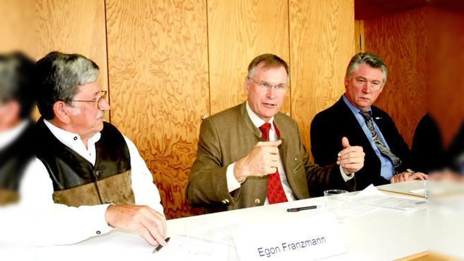 Mieter-Sprecher Egon Franzmann, der Bundestagsabgeordnete Johannes Singhammer und Dr. Jürgen Gehb, Sprecher des Vorstands der Bundesanstalt für  Immobilienaufgaben (von links). 	 (Foto: ws)
