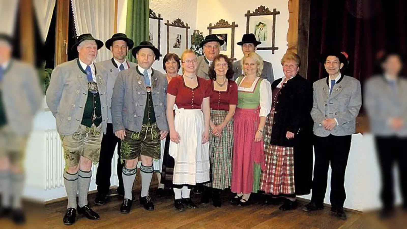 Der neue Vorstand (v. l.): Max Mayr, Ludwig Josef Jaud, Ludwig Portenlänger, Lotte Baumann, Marianne Kastenmüller, Thomas Deyerer, Mathilde und Lotte Eberl, Jan Klose, Petra Gambs, Marianne Trischberger und Bernhard Ruf. 	 (Foto: Privat)