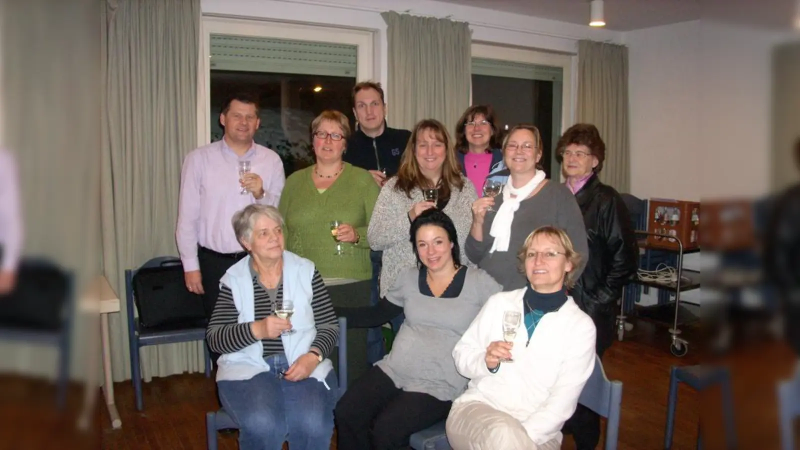 Gründungsmitglieder des Fördervereins sind Günther Huber, Karin Boßenecker, Thomas Kohler, Alexandra Gaßmann, Christa Socher, Dagmar Richter, Wilma Nebel (stehend v.l.) sowie Brigitte Mitterer, Sandra Firkili und Maria Frank-Maara (sitzend v.l.). (Foto: Christina Nguyen)