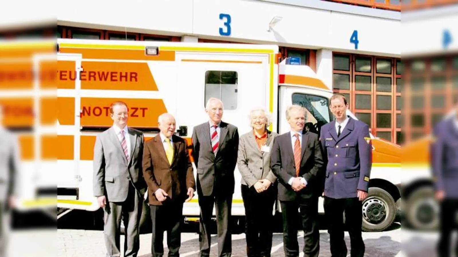 Thomas Felbinger, Günther Nörner, Wilfried Blume-Beyerle, Birgitta Köbach und Christoph Altheim (v.l.) vor dem Notarztwagen in der FW 9.	 (Foto: Boschert)
