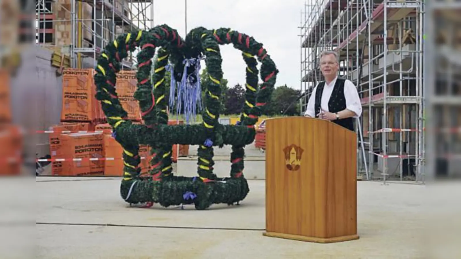 Bürgermeister Jan Neusiedl ließ bei seinem Grußwort zum Richtfest des Hauses der Begegnung die Geschichte der Planungen Revue passieren.	 (Foto: VA)