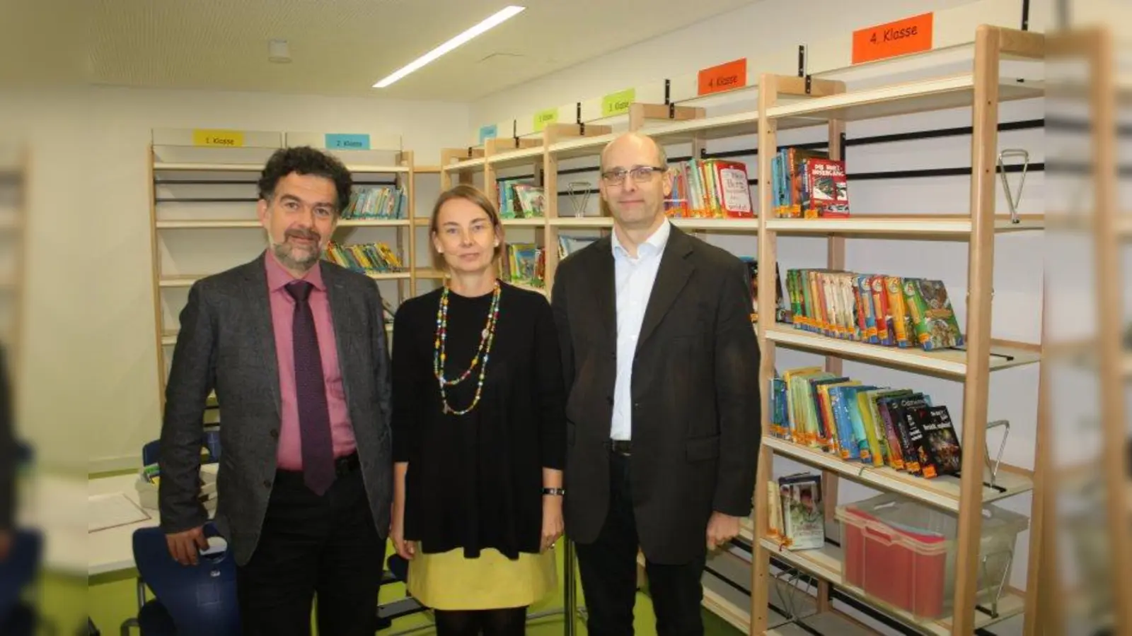 Konrektorin Petra Kopp-Tafesh zeigt Schulrat Franz Mitterer (links) und Klaus Beckschulte (Börsenverein des Deutschen Buchhandels, rechts) die Schulbücherei. (Foto: job)