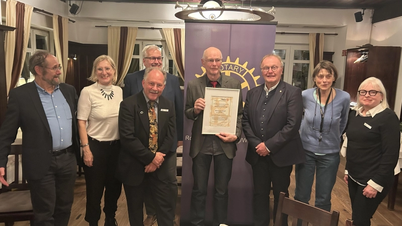 Dr. Günter Riedner (3.v.r.) überreichte den Hartmut Johnsen-Preis an Hans-Joachim Stumpf (4.v.r.), der mit seinem gesamten Vorstands-Team zur Preisverleihung gekommen war.<br> (Foto: privat)
