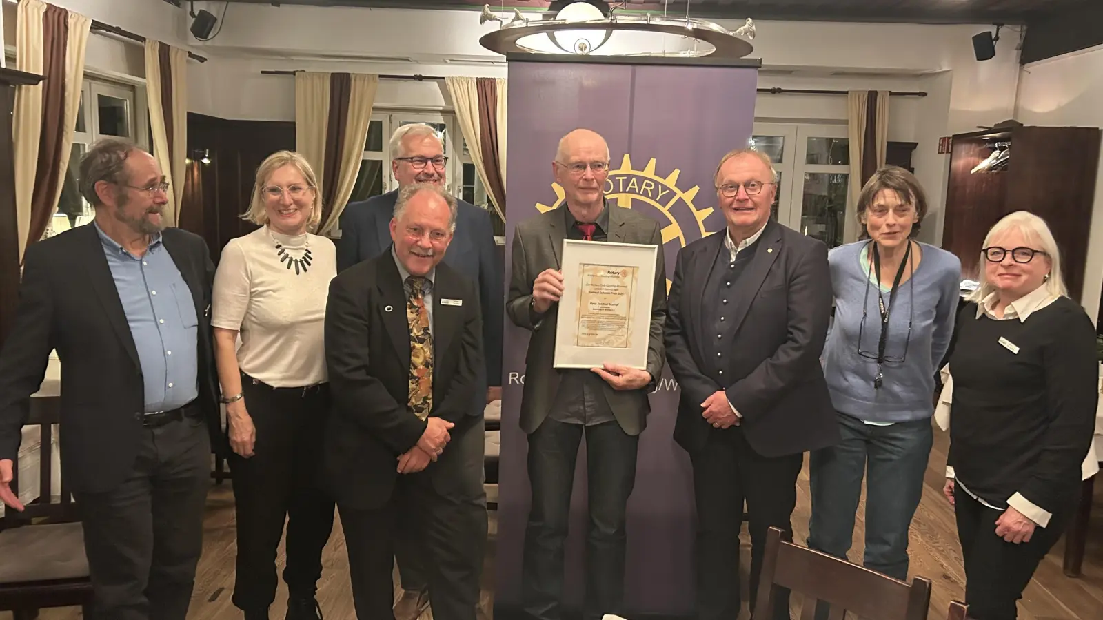 Dr. Günter Riedner (3.v.r.) überreichte den Hartmut Johnsen-Preis an Hans-Joachim Stumpf (4.v.r.), der mit seinem gesamten Vorstands-Team zur Preisverleihung gekommen war.<br> (Foto: privat)