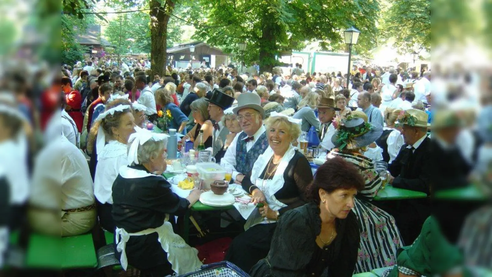 Ob im Dienstbotengewand oder in der Tracht - beim Kocherlball trifft sich das Volk. (Foto: pi)