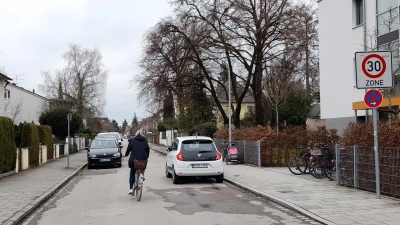 In der Agricolastraße wird Gehwegparken inzwischen konsequent geahndet, was nicht allen Anwohner gefällt. (Foto: kö)