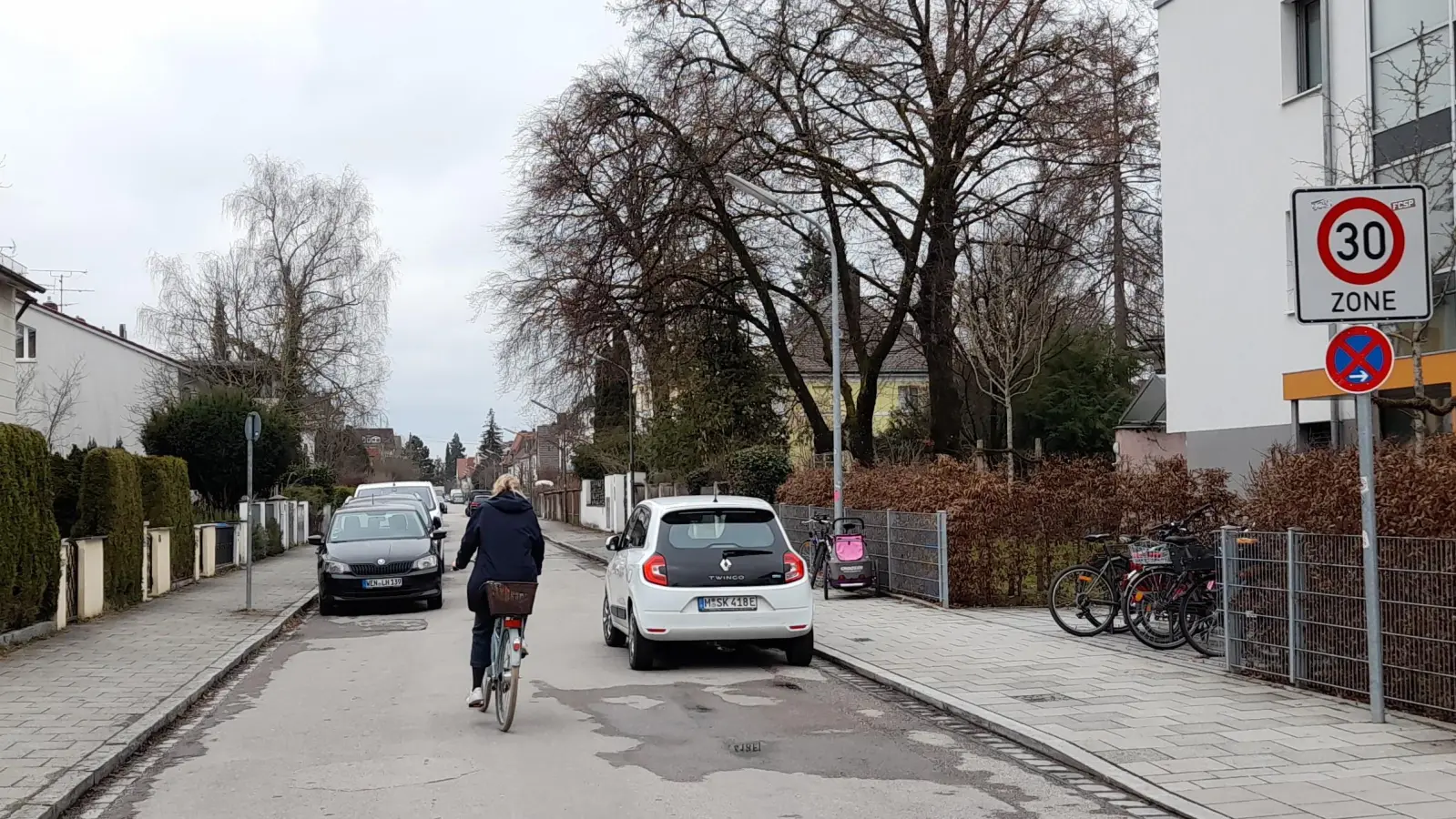 In der Agricolastraße wird Gehwegparken inzwischen konsequent geahndet, was nicht allen Anwohner gefällt. (Foto: kö)