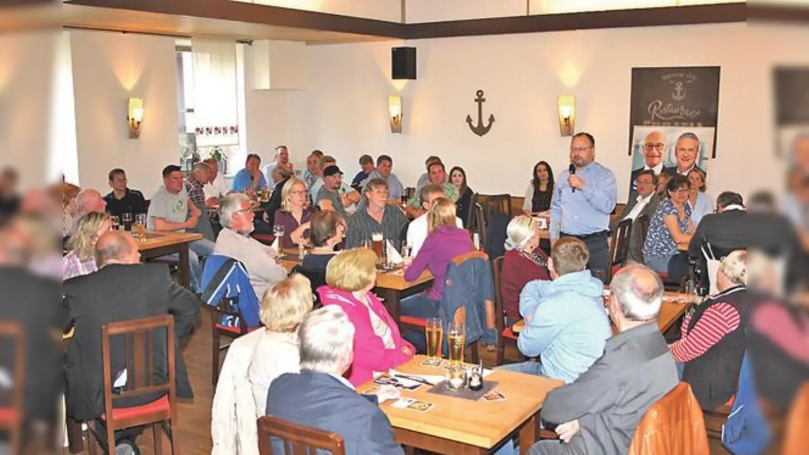 Rund hundert Zuhörer verfolgten am Freitagabend in Feldmoching die Ausführungen von Stadtrat Johann Sauerer (stehend).	 (Foto: cr)