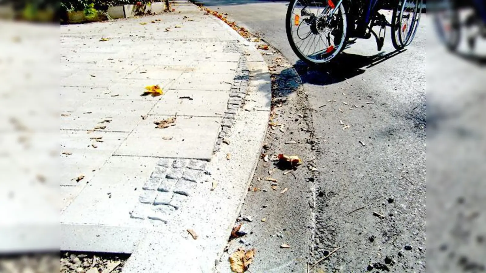 Die Bordsteine wurden jetzt abgeschliffen und an Querungen abgesenkt, so dass sie für Rollstuhlfahrer kein Hindernis mehr sind.	 (Foto: ikb)
